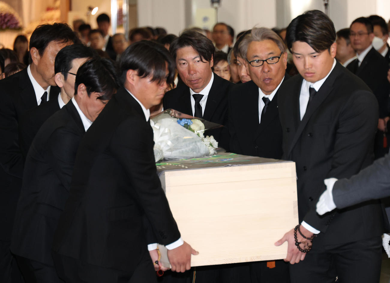 ヤクルト衣笠会長の棺を運ぶ村上（右端）ら選手関係者（撮影・中島郁夫）