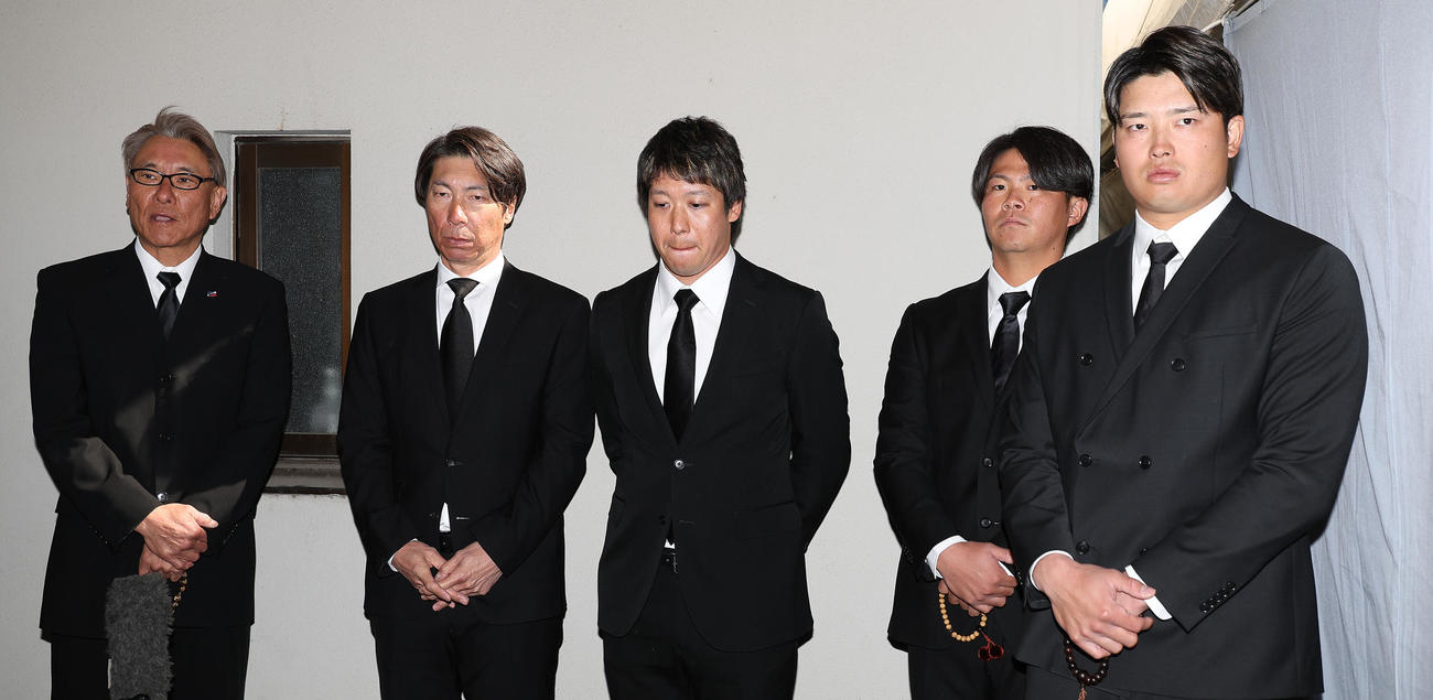 ヤクルト衣笠会長の思い出を語る、左から池山2軍監督、高津監督、山田、清水、村上（撮影・中島郁夫）