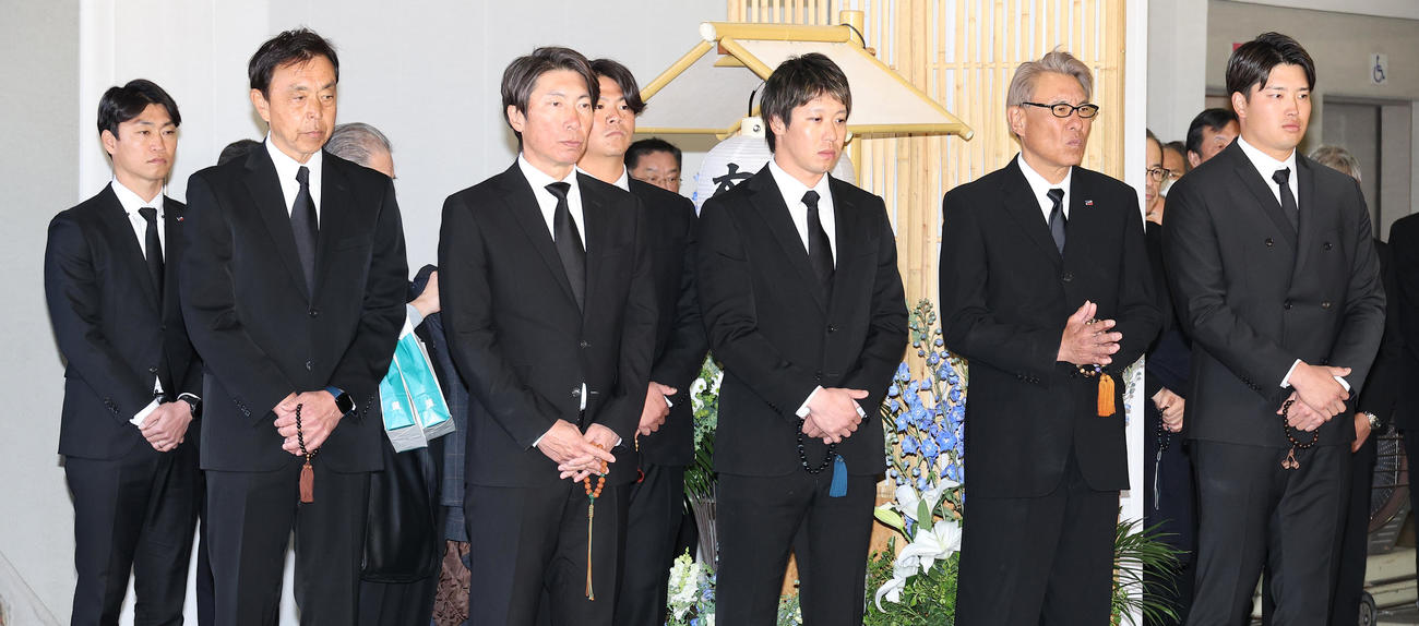 ヤクルト衣笠会長の告別式に参列した、左から青木宣親氏、小川GM、高津監督、清水、山田、池山2軍監督、村上（撮影・中島郁夫）