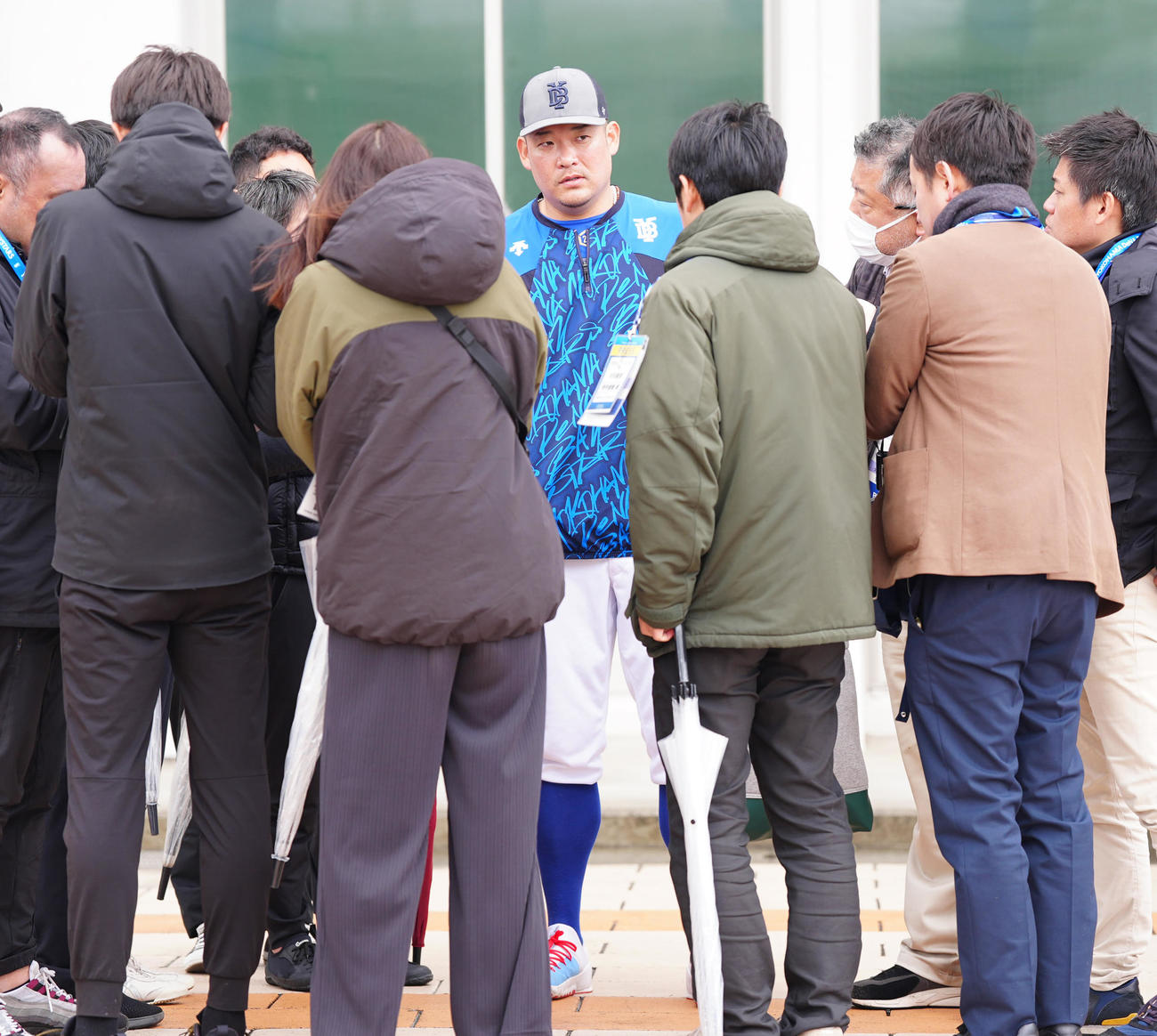 練習後、報道陣に囲まれるDeNA筒香（中央）（撮影・江口和貴）