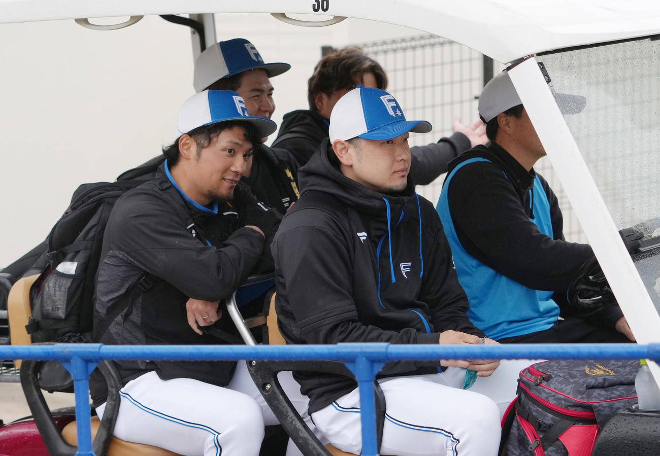 カートで移動する日本ハム伊藤（左）と池田（撮影・足立雅史）