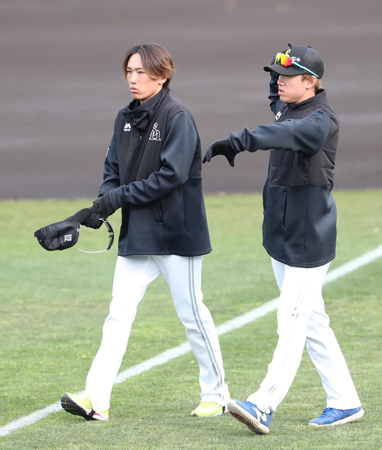 木村光と話をする大津（撮影・梅根麻紀）