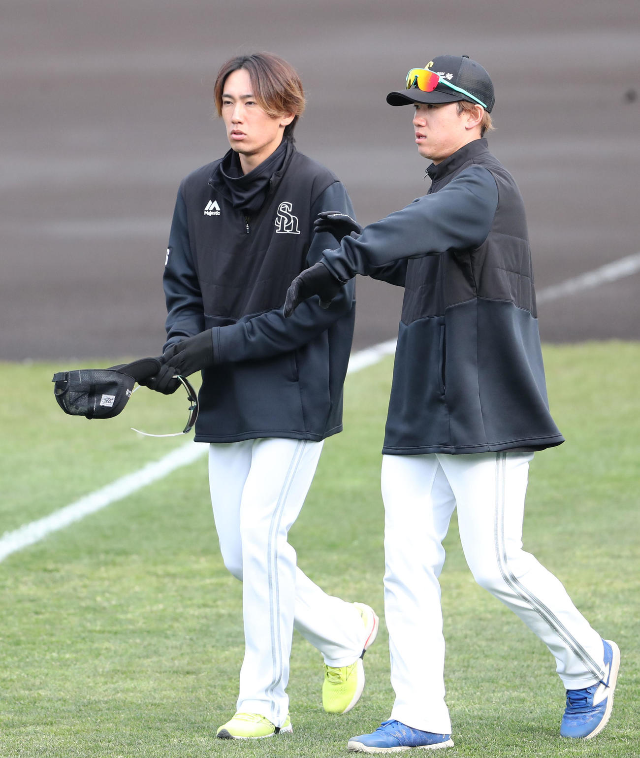 木村光と話をする大津（撮影・梅根麻紀）