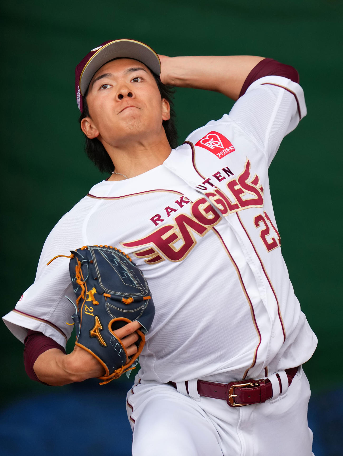 ブルペンで投球練習する楽天早川（撮影・横山健太）