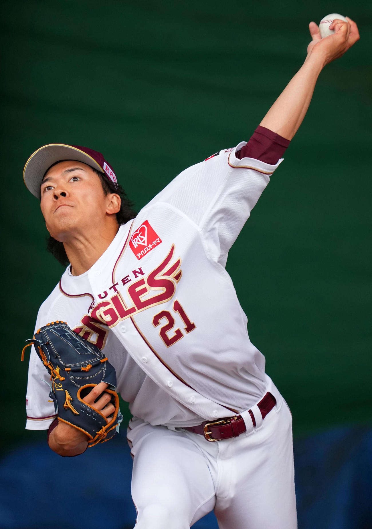 ブルペンで投球練習する楽天早川（撮影・横山健太）