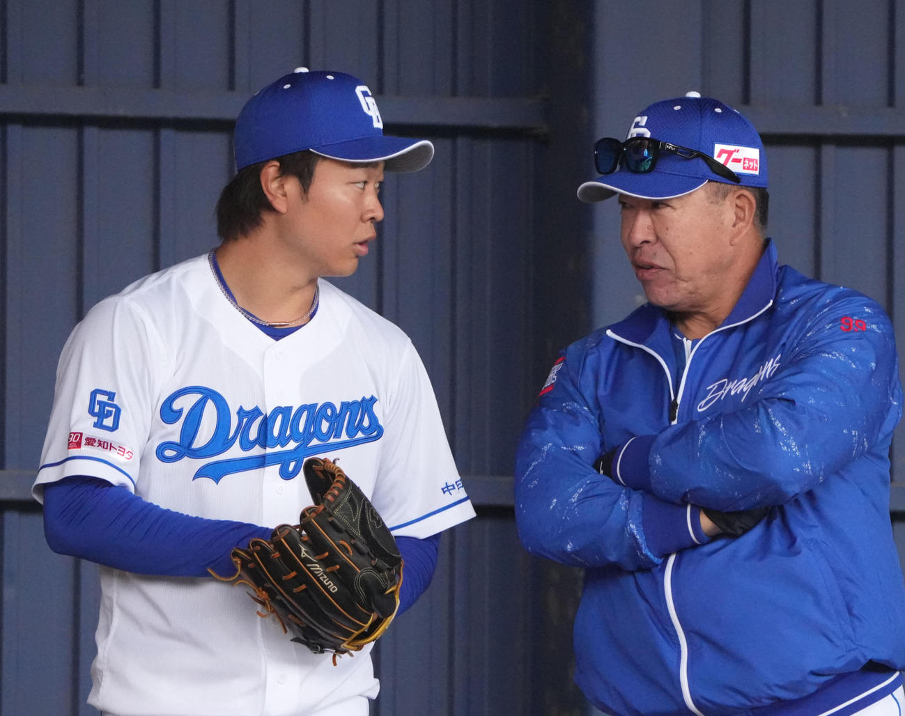 ブルペンで投球練習の合間に井上監督（右）と言葉を交わす高橋宏斗（2025年撮影）