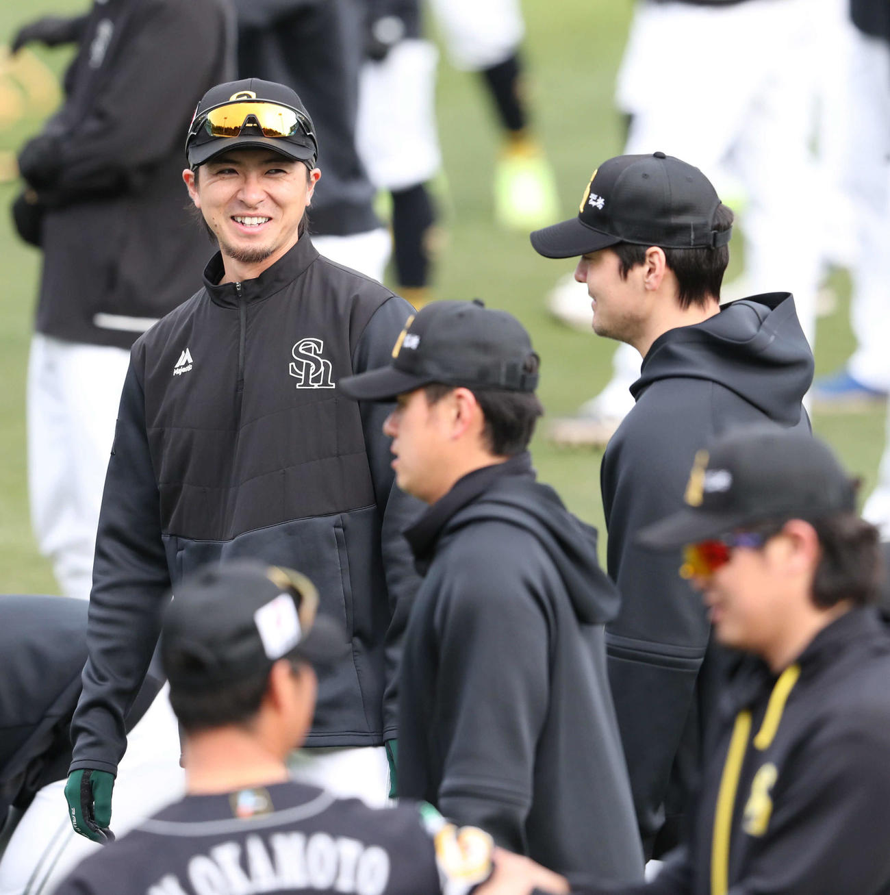 練習前、有原（右）と笑顔で話をする上沢（撮影・梅根麻紀）