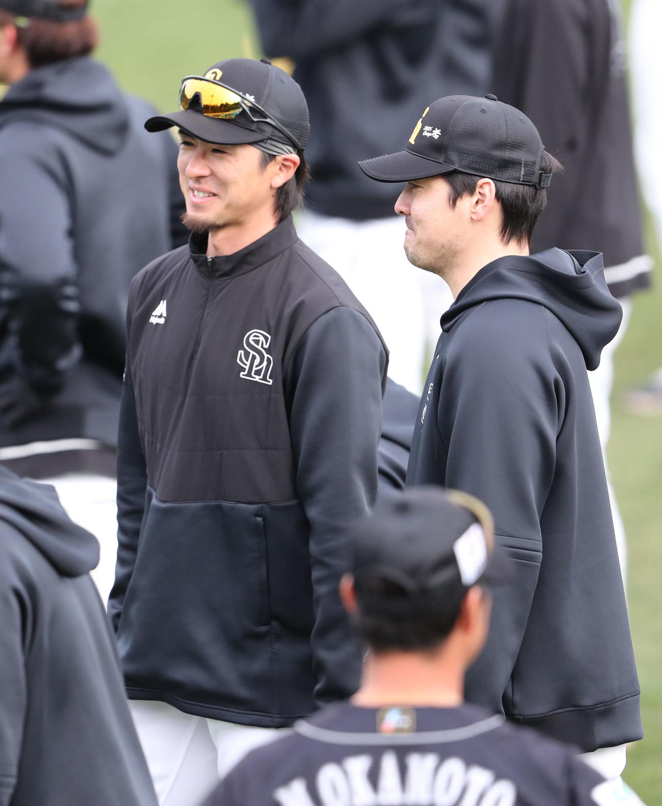練習前、有原と笑顔で話をする上沢（撮影・梅根麻紀）