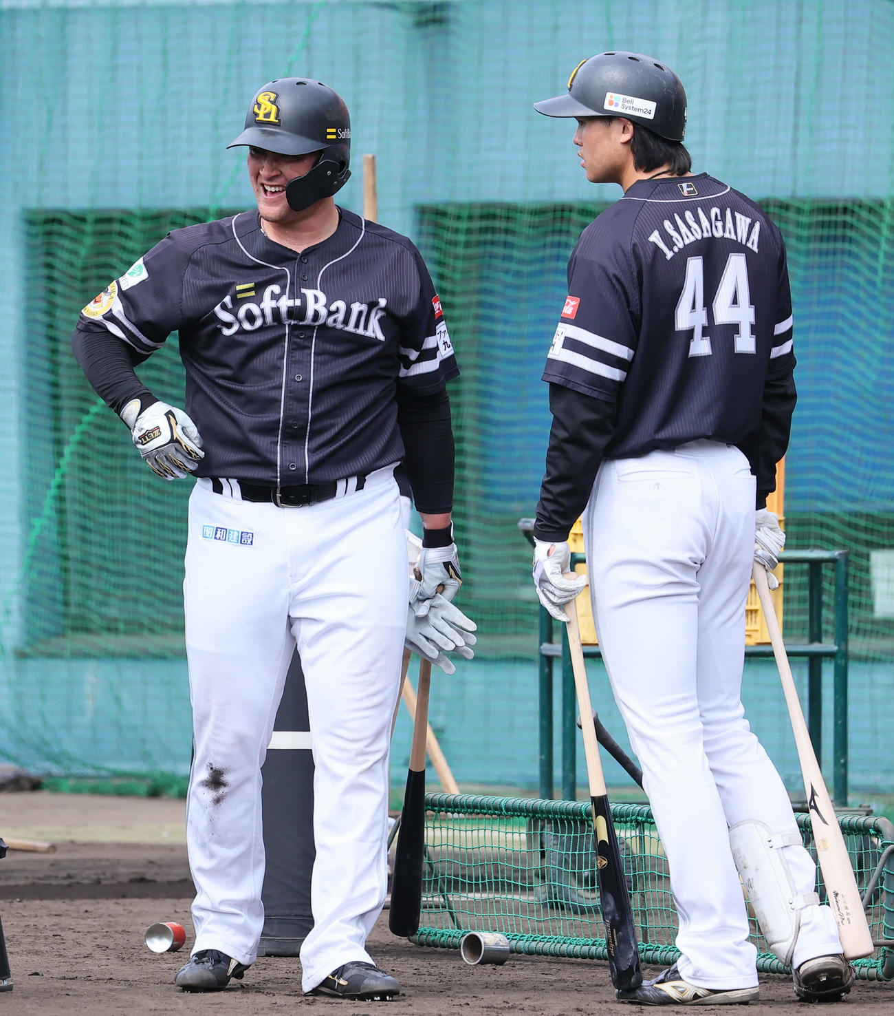 打撃練習を終え、笹川（右）と話をするリチャード（撮影・梅根麻紀）