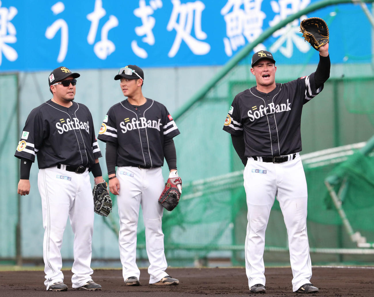 守備に入るリチャード、左は山川（撮影・梅根麻紀）