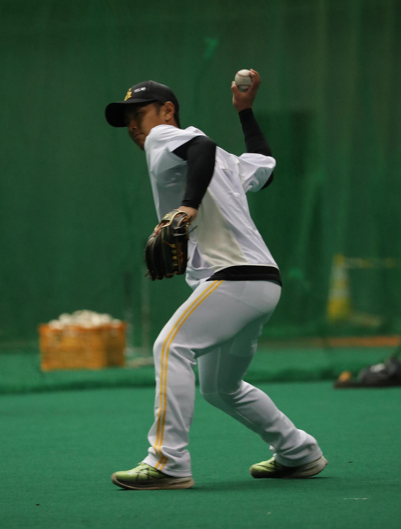 別メニューで調整する今宮健太（2025年2月17日撮影）