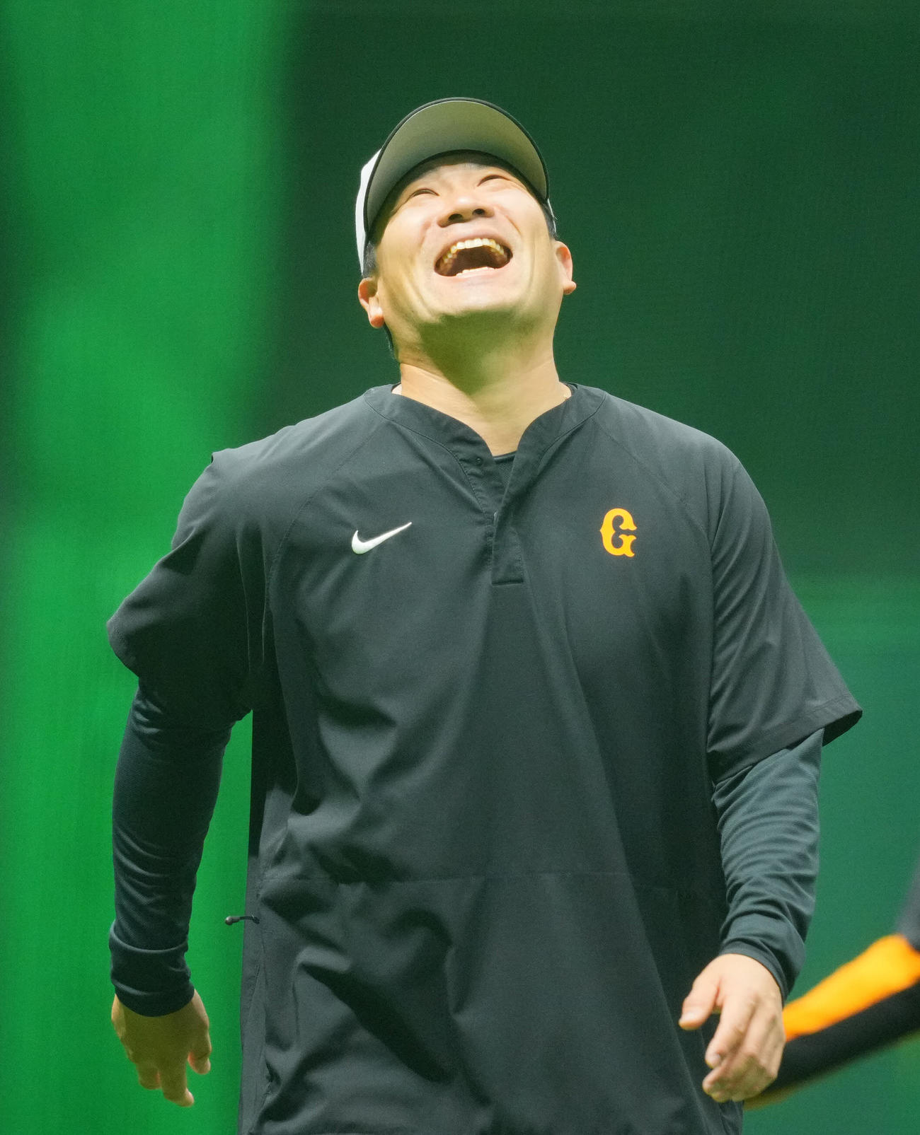 練習中、笑顔を見せる巨人田中将（撮影・垰建太）