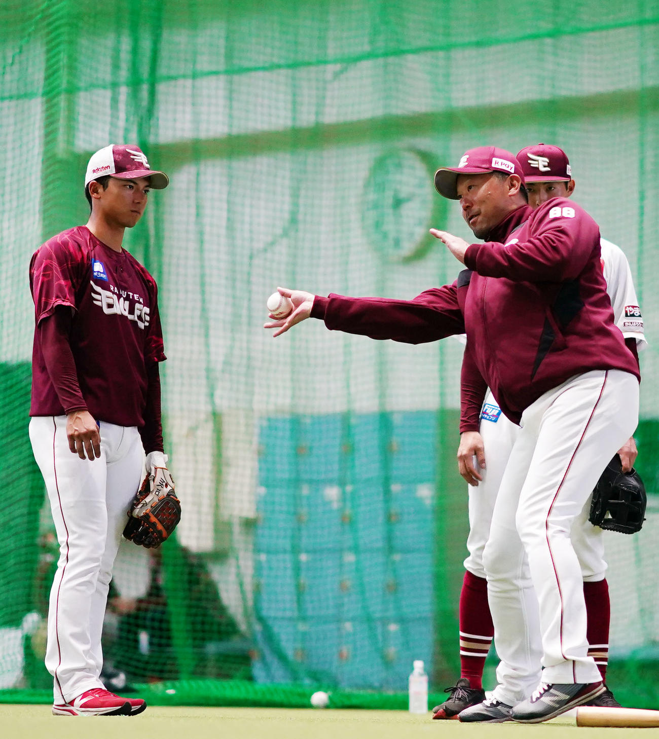 特守で楽天三木監督（右）から指導を受ける宗山（撮影・横山健太）