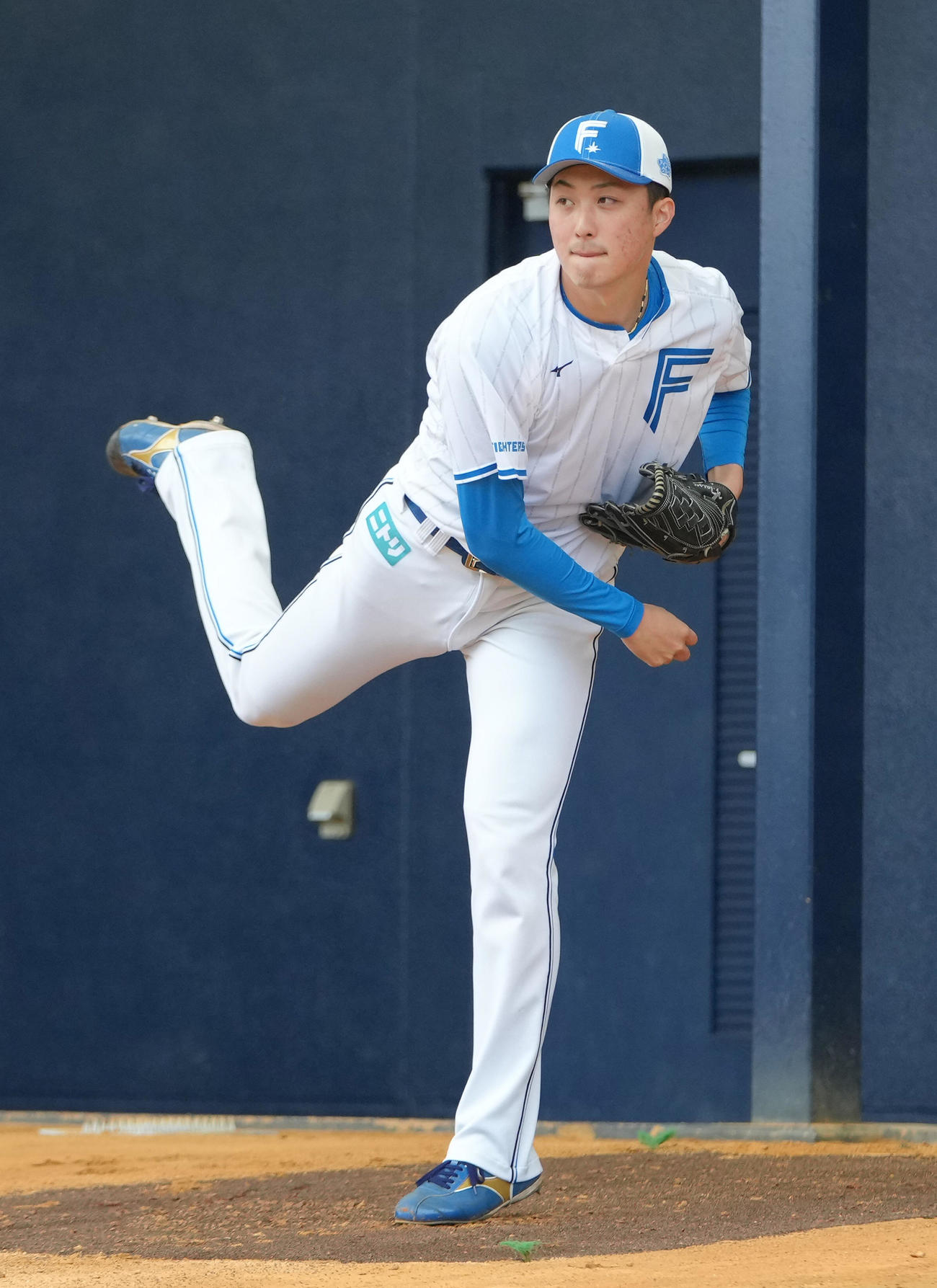 ブルペン投球する日本ハム柳川（撮影・足立雅史）