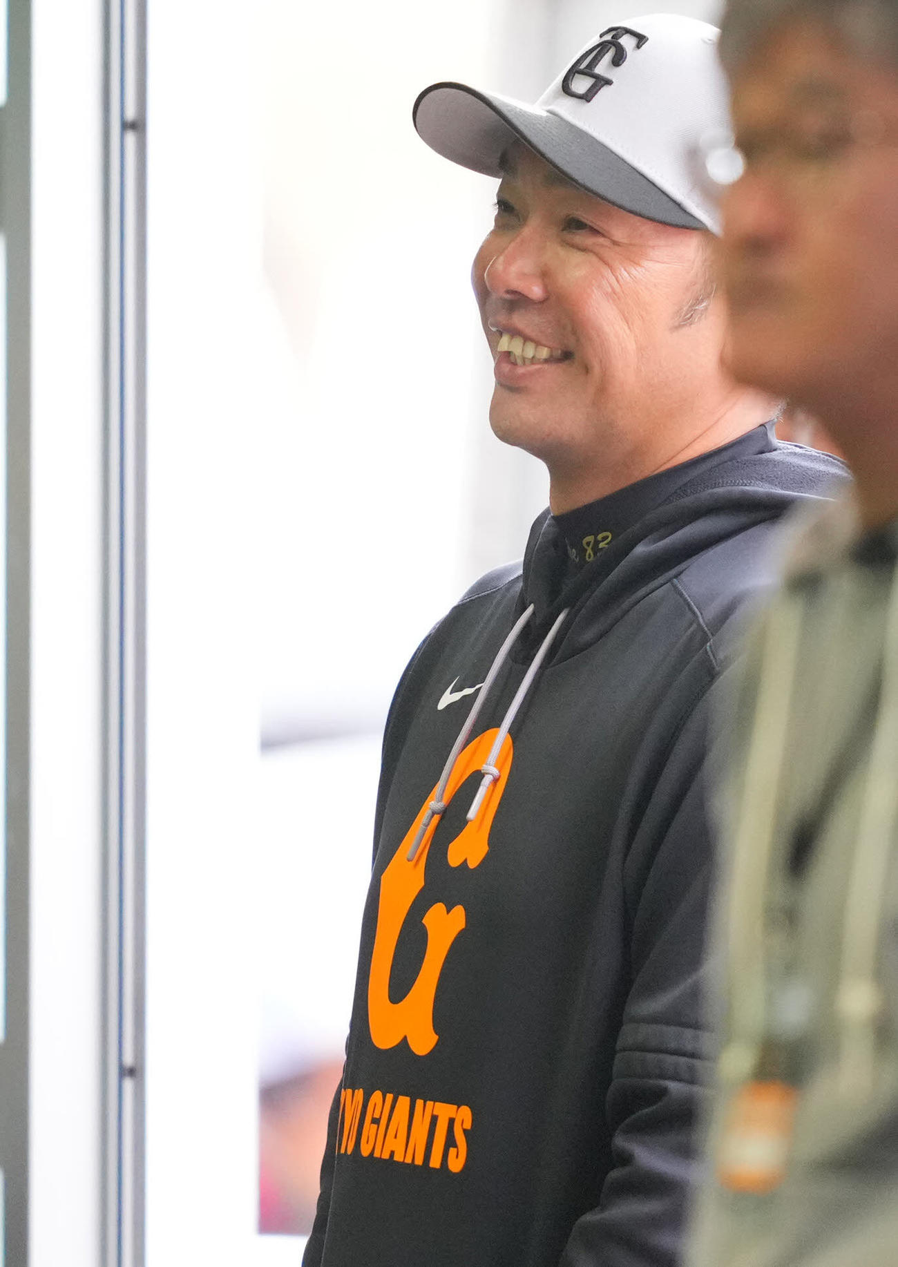 笑顔を見せながら選手たちの練習を見つめる巨人阿部監督（撮影・垰建太）