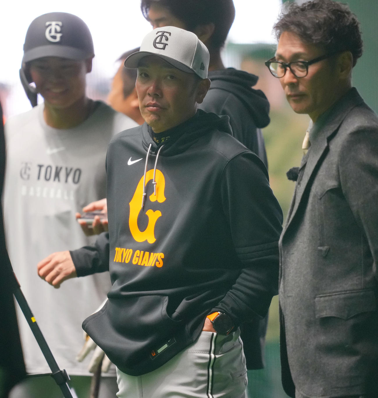 選手たちの練習を見つめる巨人阿部監督（中央）。右は元木氏（撮影・垰建太）