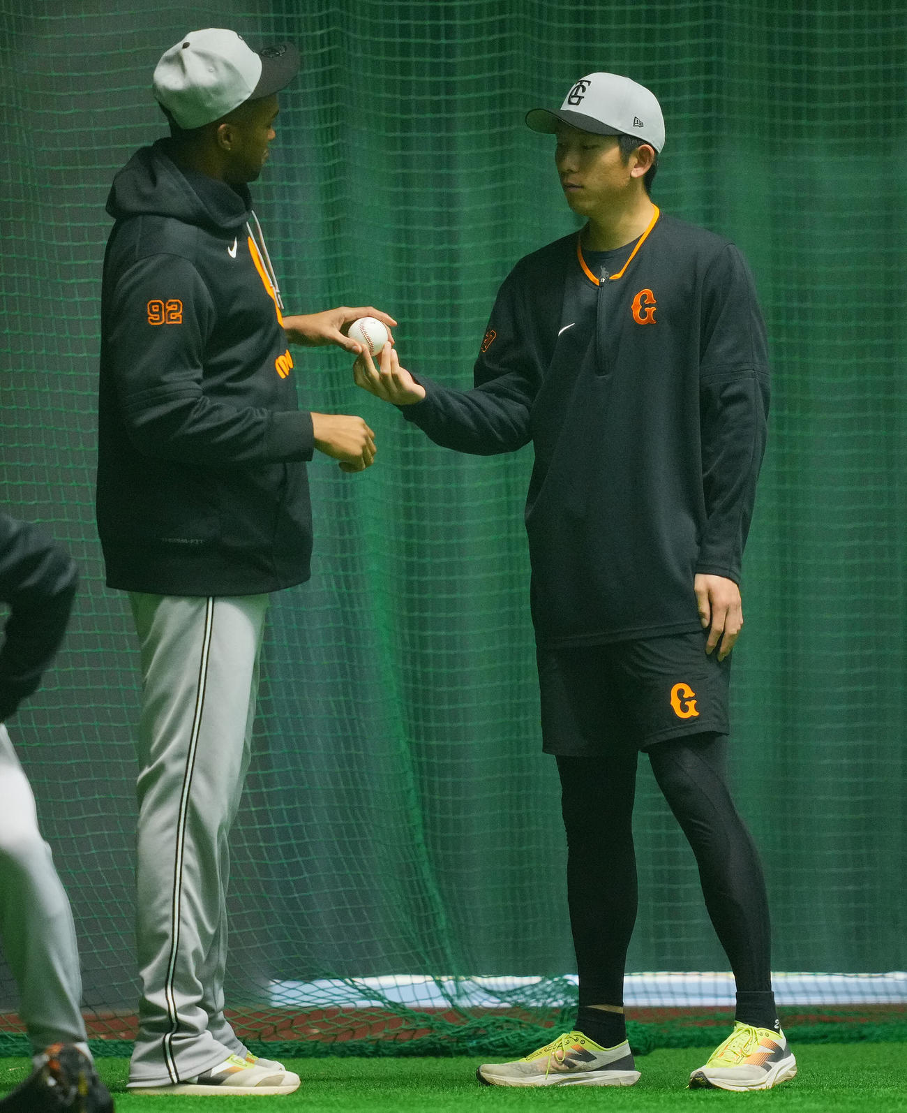 室内で巨人マルティネス（左）とボールを手に言葉を交わす戸郷（撮影・垰建太）