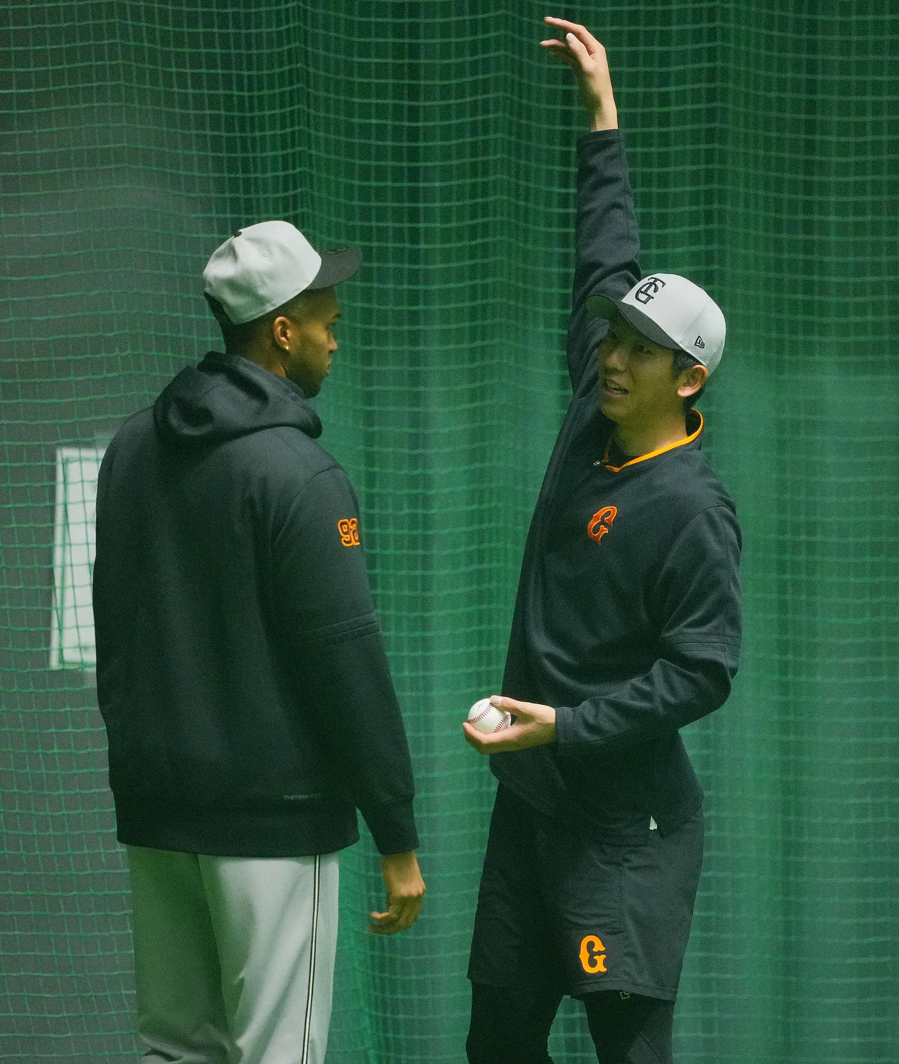 室内で巨人マルティネス（左）とボールを手に言葉を交わす戸郷（撮影・垰建太）