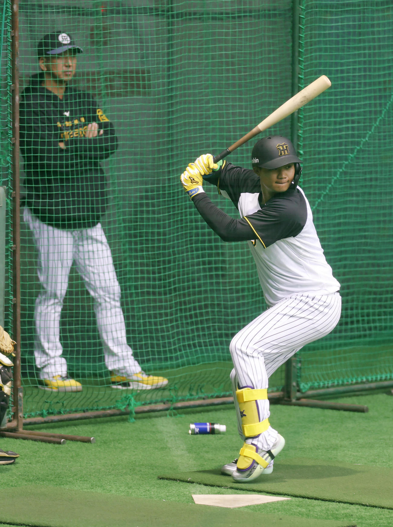 室内練習場でフリー打撃に臨む阪神森下。左は見守る藤川監督（撮影・前田充）