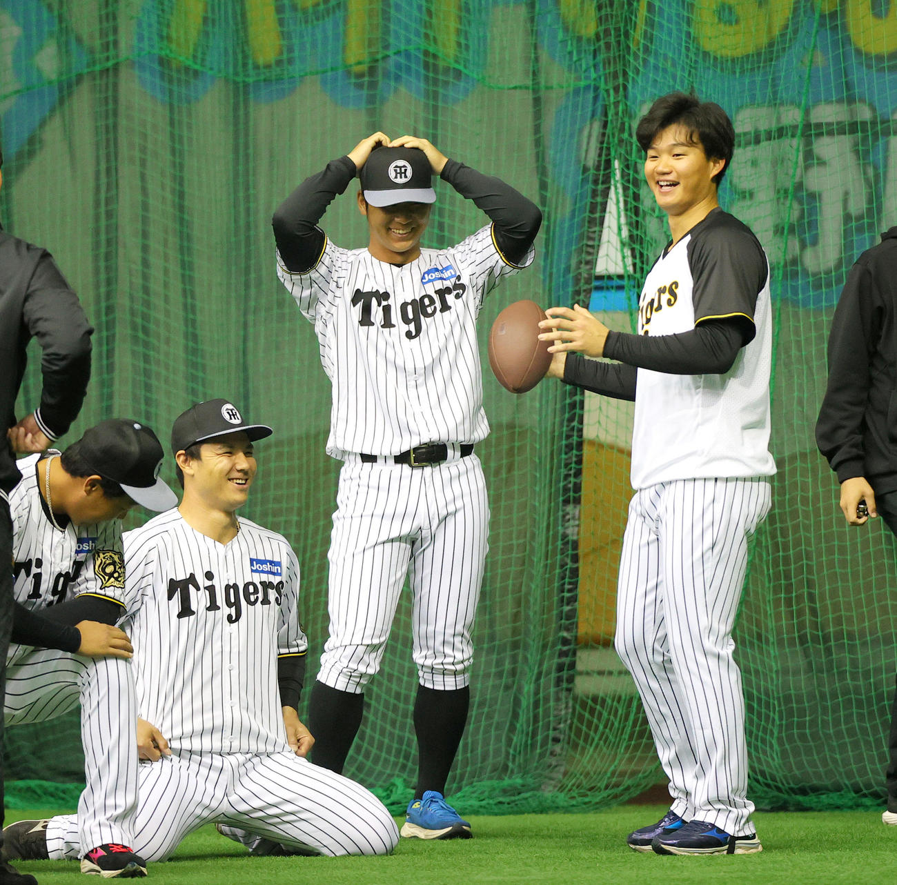 アメフトボールを手に笑顔を見せる阪神森下（右）ら。左から大山、栄枝、井坪（撮影・上山淳一）