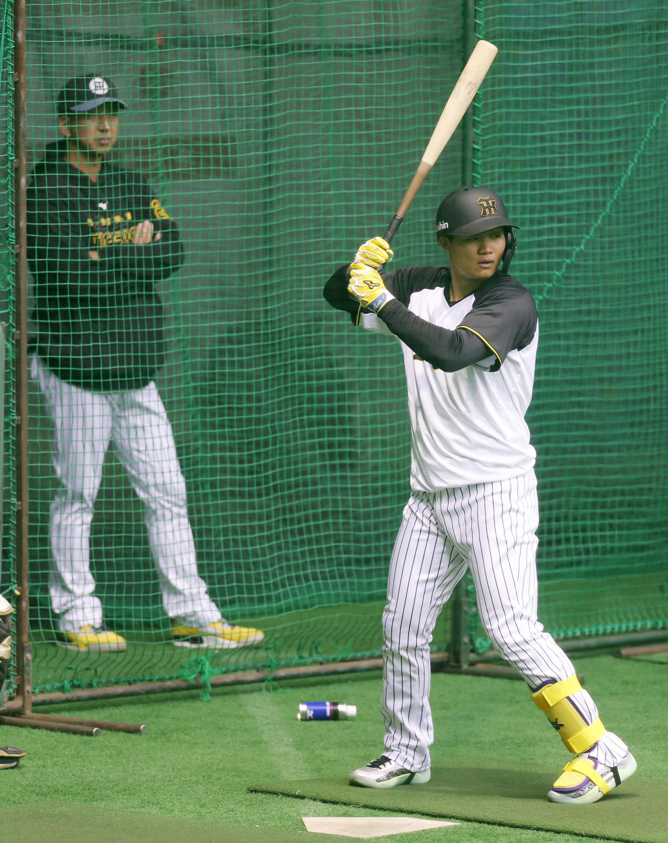 室内練習場でフリー打撃に臨む阪神森下。左は見守る藤川監督（撮影・前田充）