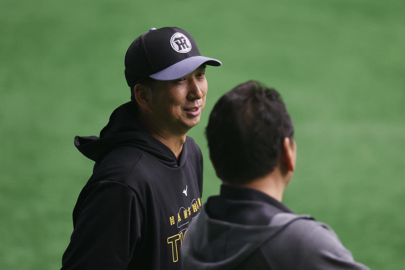 室内練習場で日刊スポーツ評論家の佐々木主浩氏（右）と言葉を交わす阪神藤川球児監督（撮影・前田充）