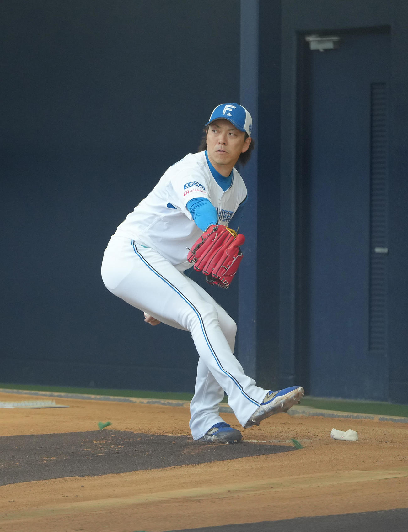 ブルペン投球する日本ハム宮西（撮影・足立雅史）
