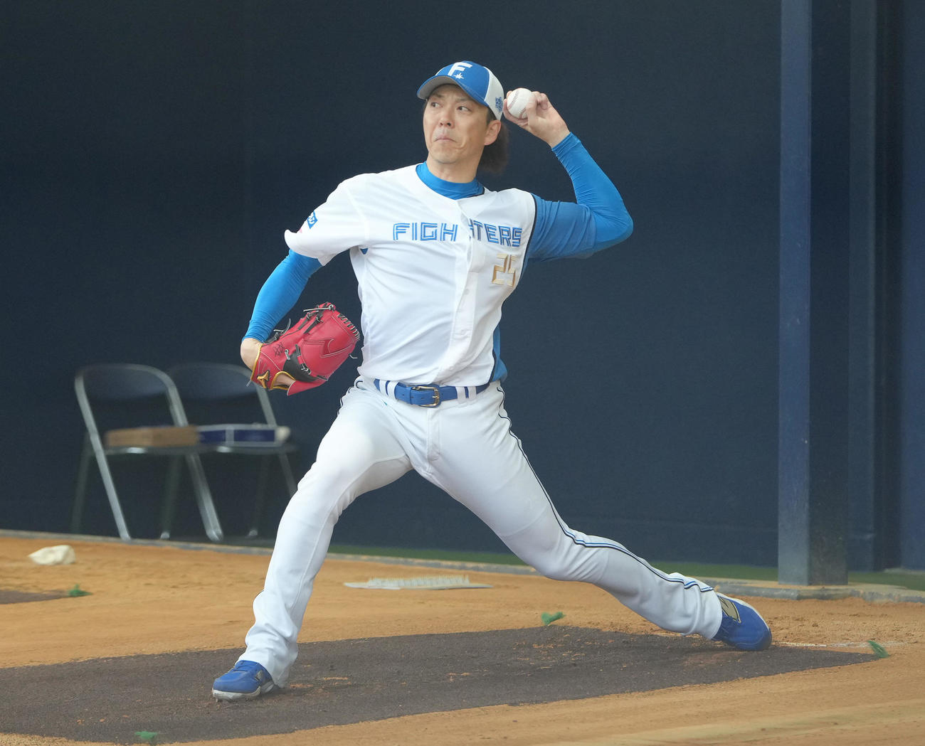 ブルペン投球する日本ハム宮西（撮影・足立雅史）