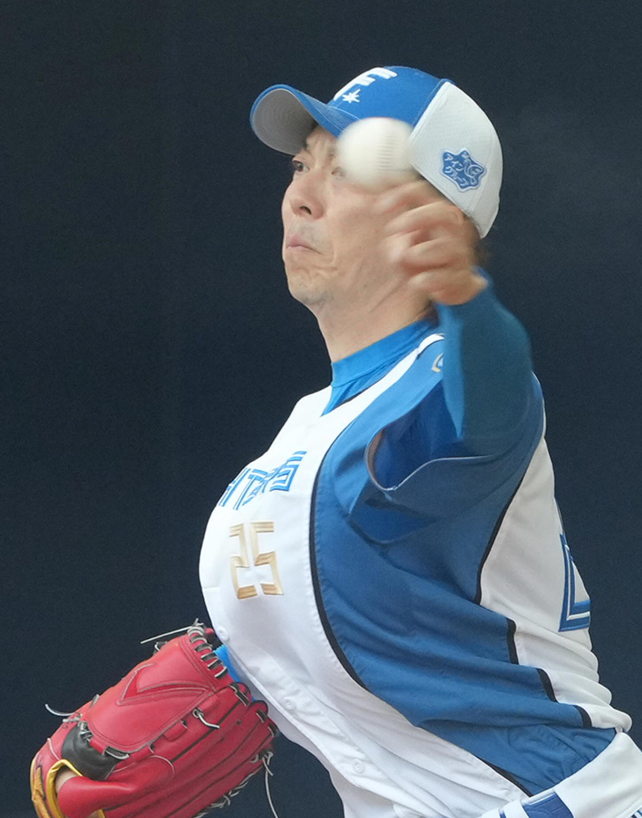 ブルペン投球する日本ハム宮西（撮影・足立雅史）