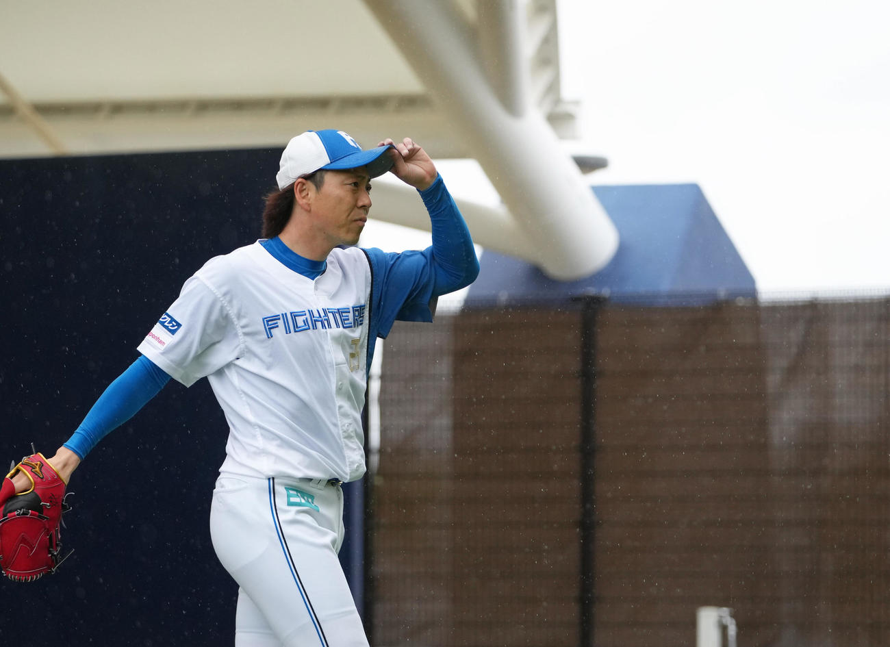 ブルペン投球を終える日本ハム宮西（撮影・足立雅史）