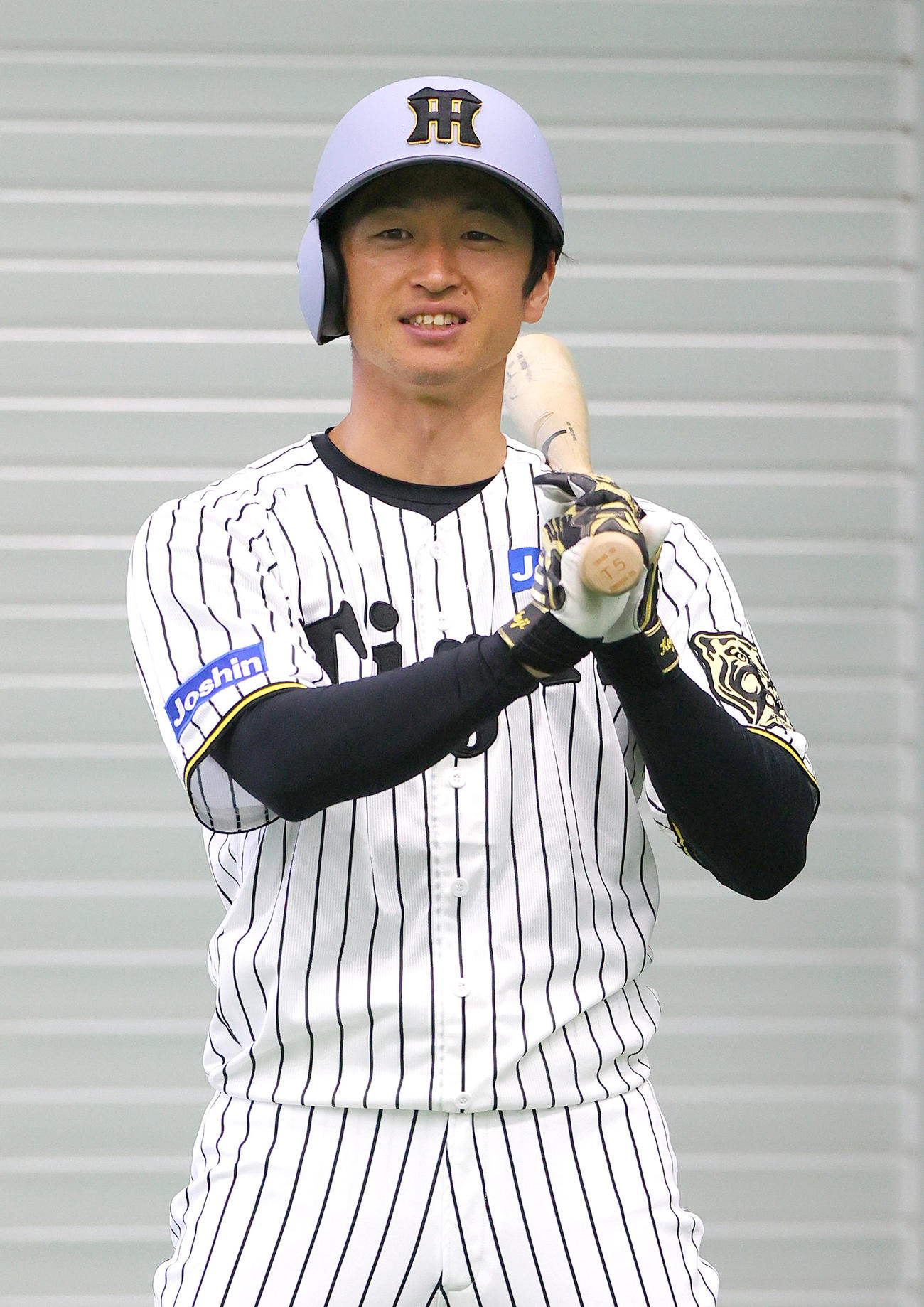 ブルペンで打席に立つ阪神近本（撮影・上山淳一）