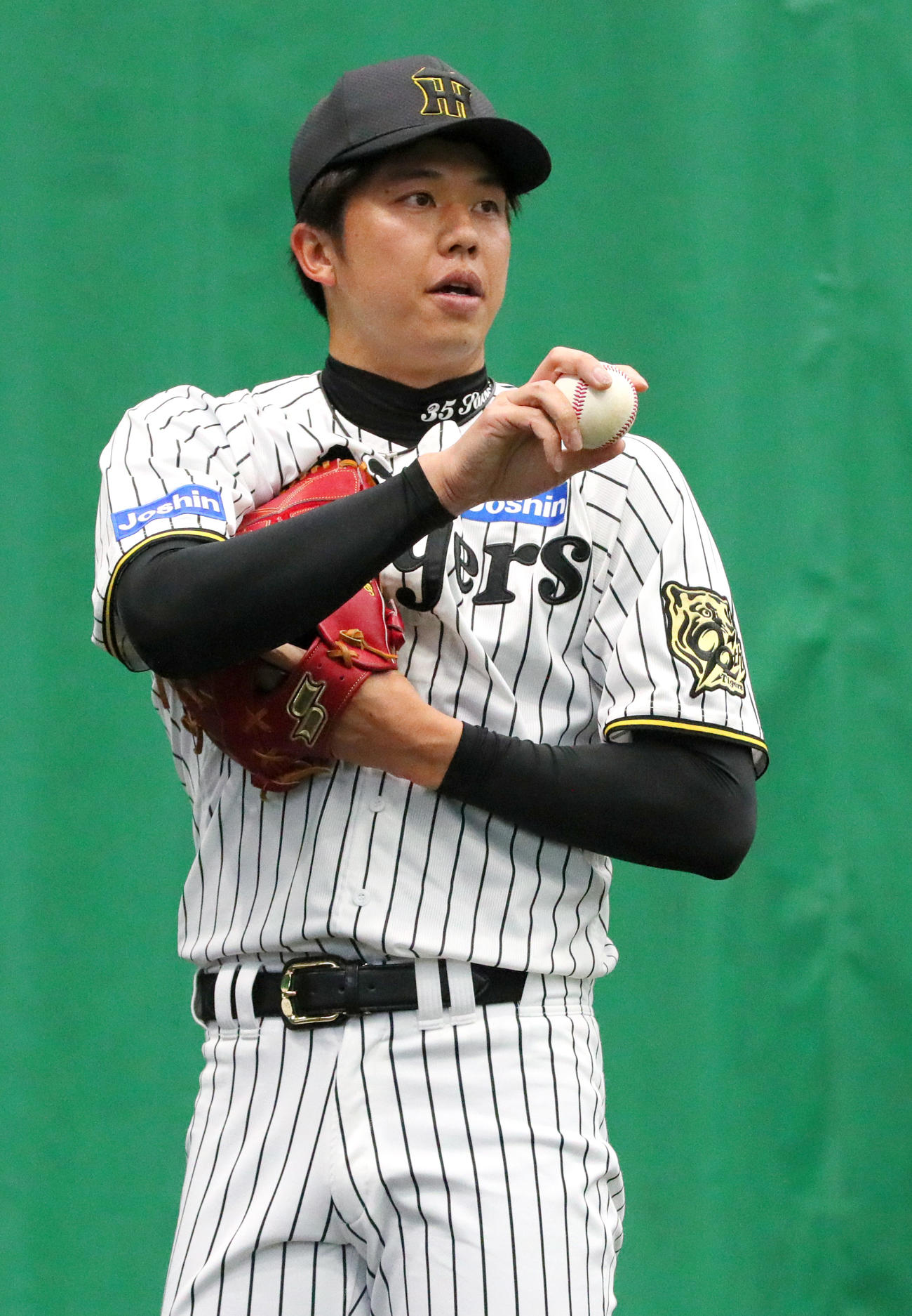 ブルペンで投球する阪神才木（撮影・上山淳一）
