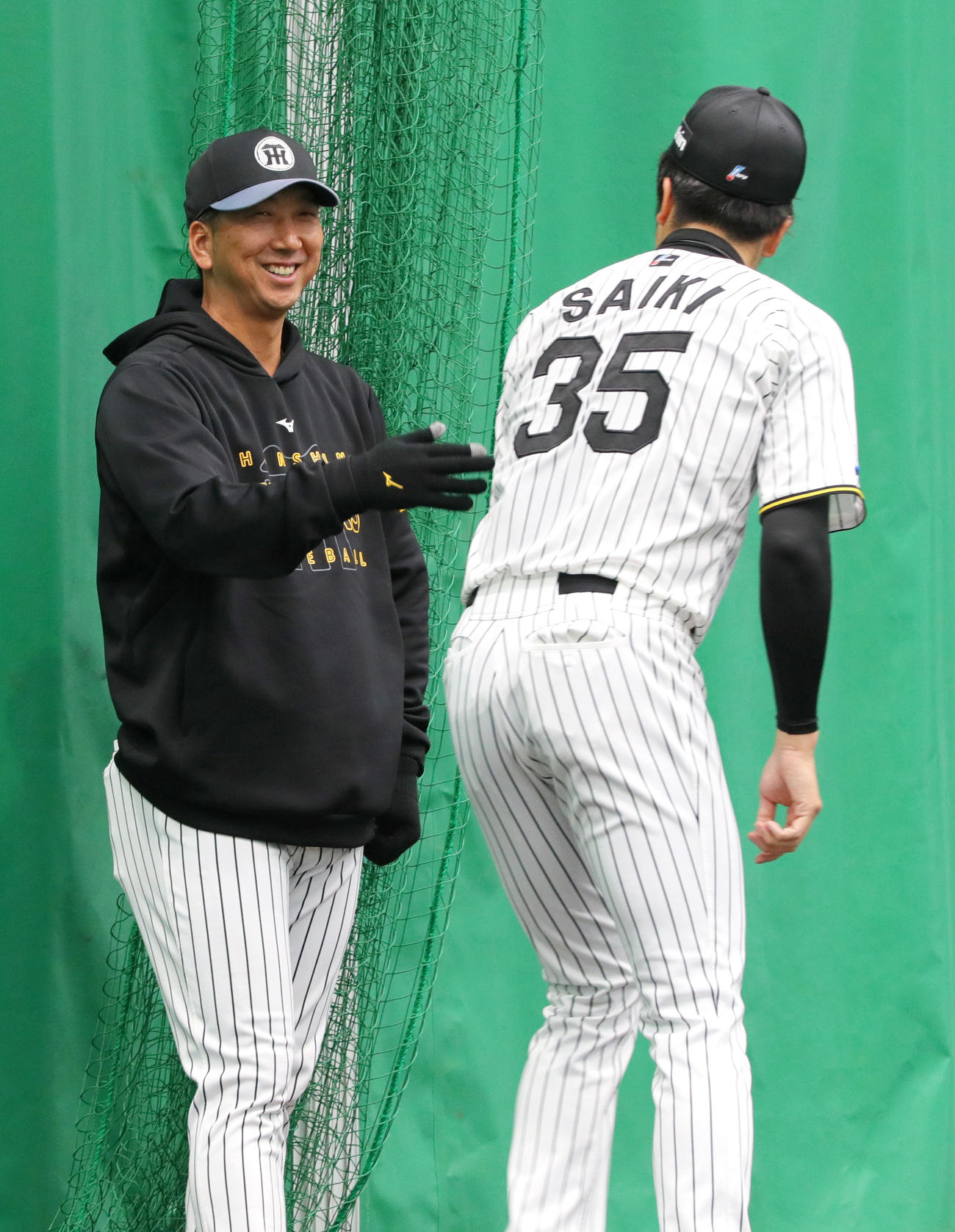 ブルペンで投球を終えた阪神才木（手前）に話しかける阪神藤川監督（撮影・上山淳一）