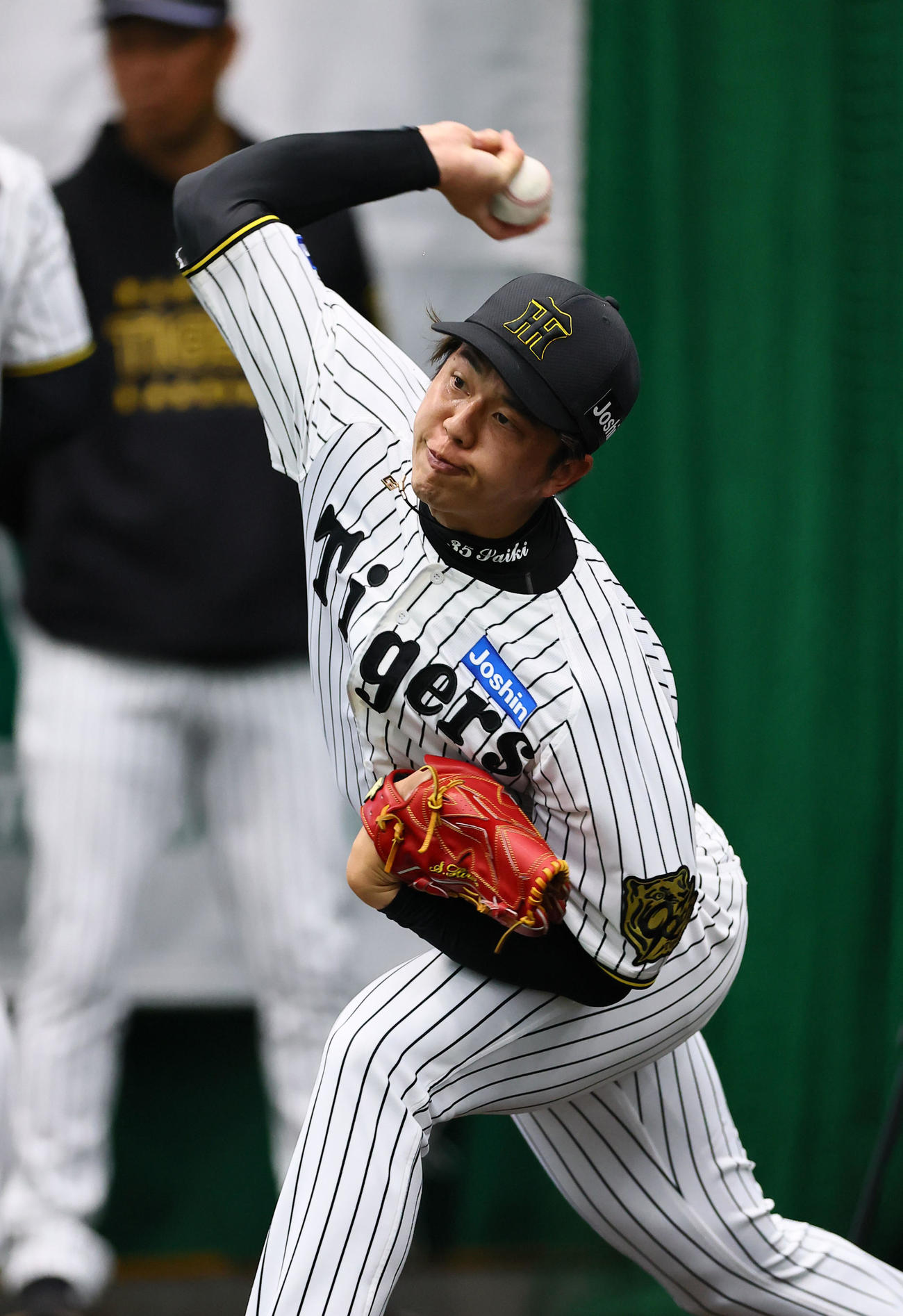ブルペンで投球練習をする才木（撮影・藤尾明華）