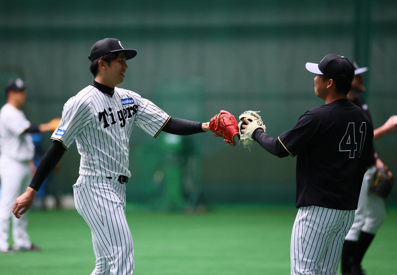 キャッチボールを終えグラブタッチを交わす才木（左）と村上（撮影・藤尾明華）