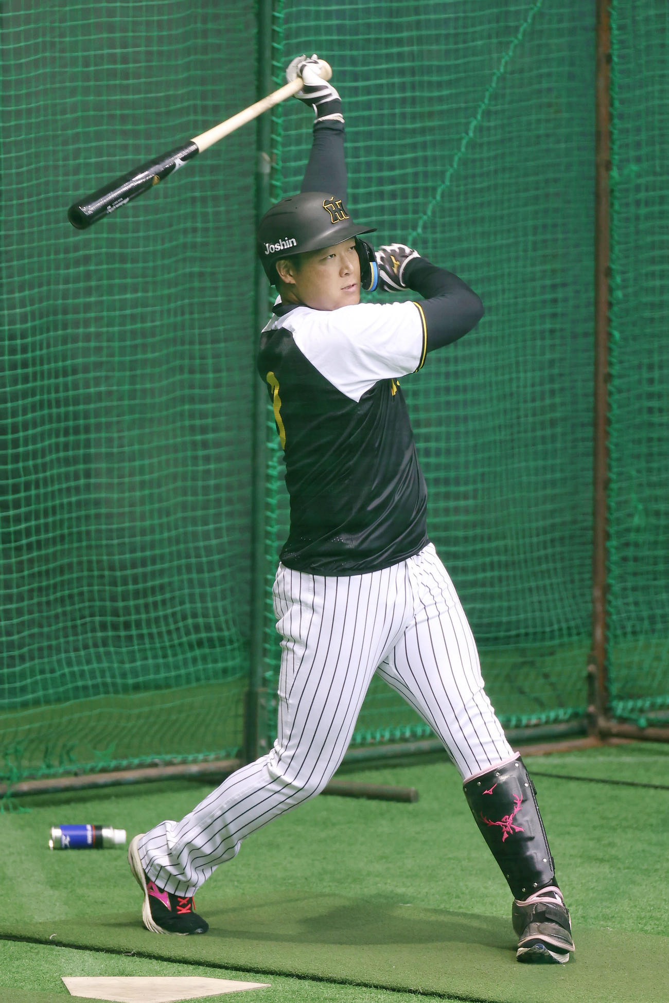 室内練習場でフリー打撃を行う阪神大山（撮影・前田充）
