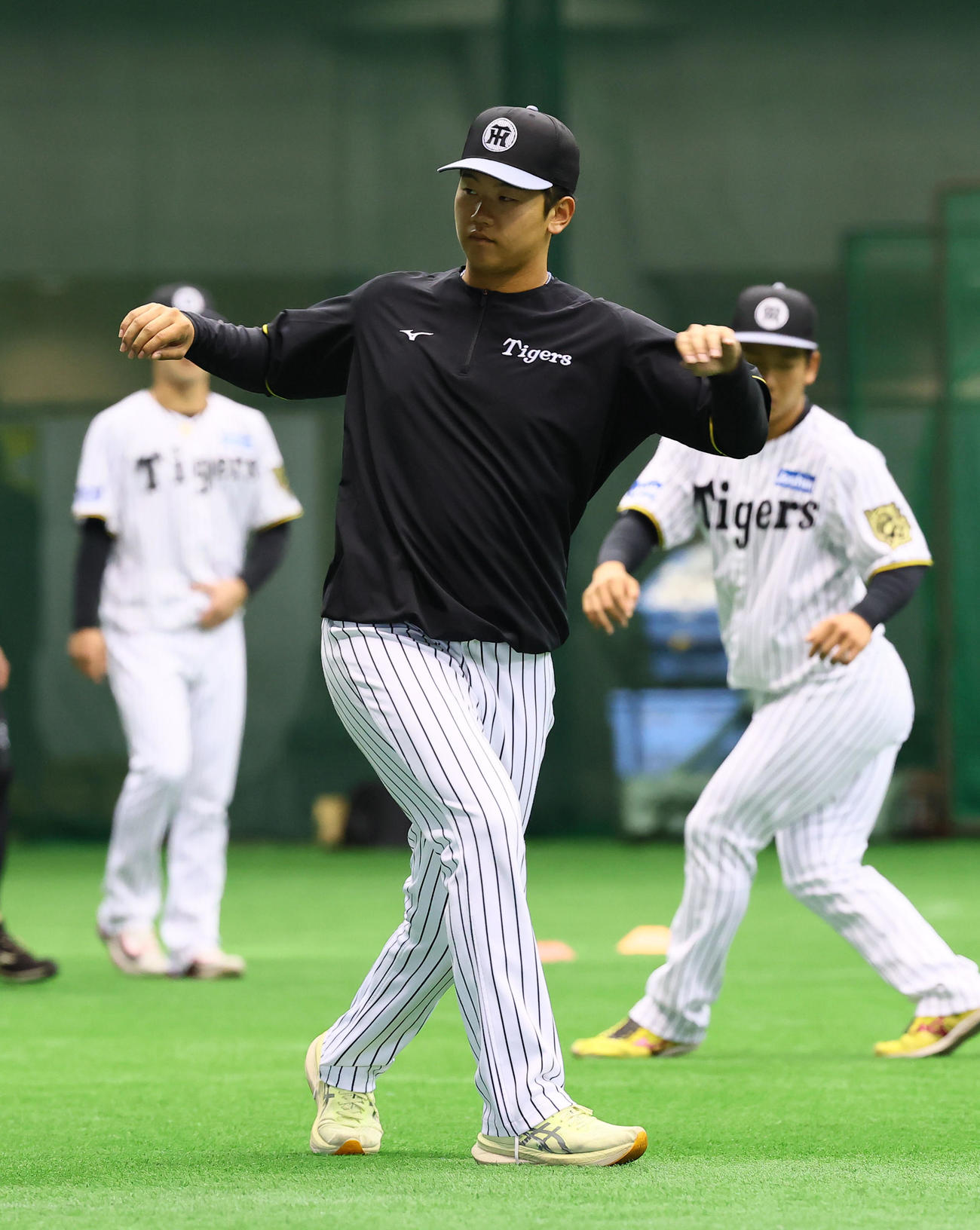 ストレッチをする門別（撮影・藤尾明華）