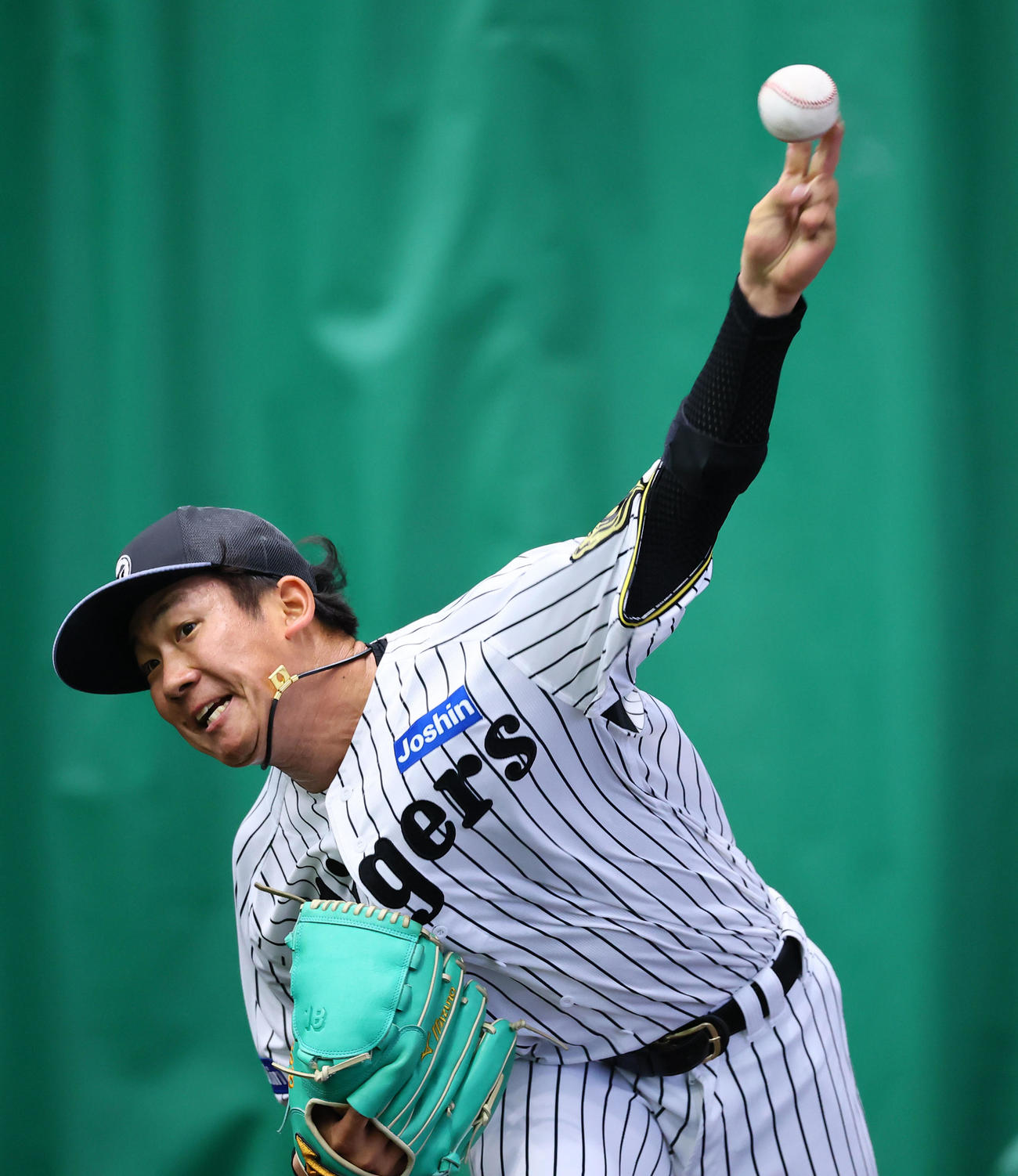 ブルペンで投球練習をする伊原（撮影・藤尾明華）