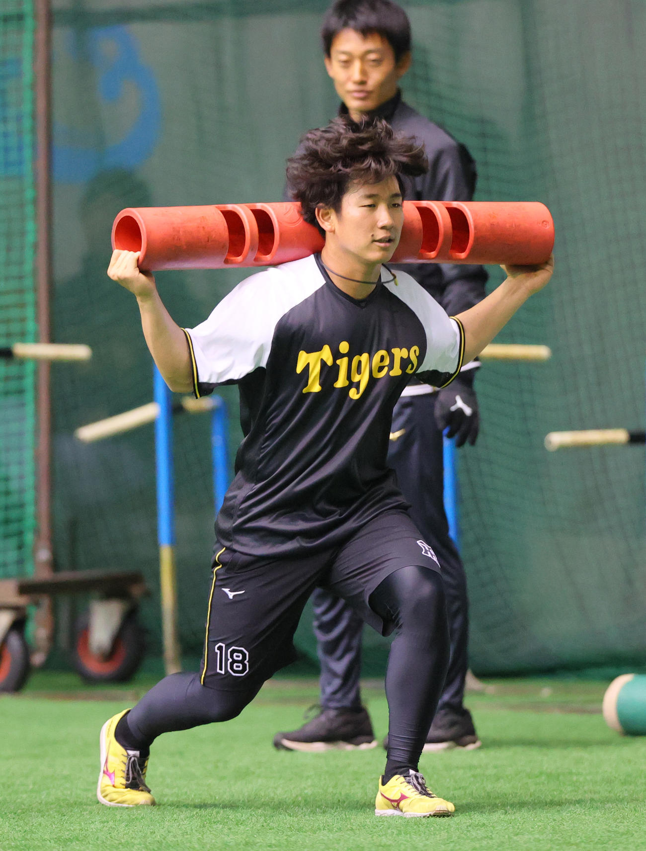 阪神伊原は室内でトレーニングに励む（撮影・上山淳一）