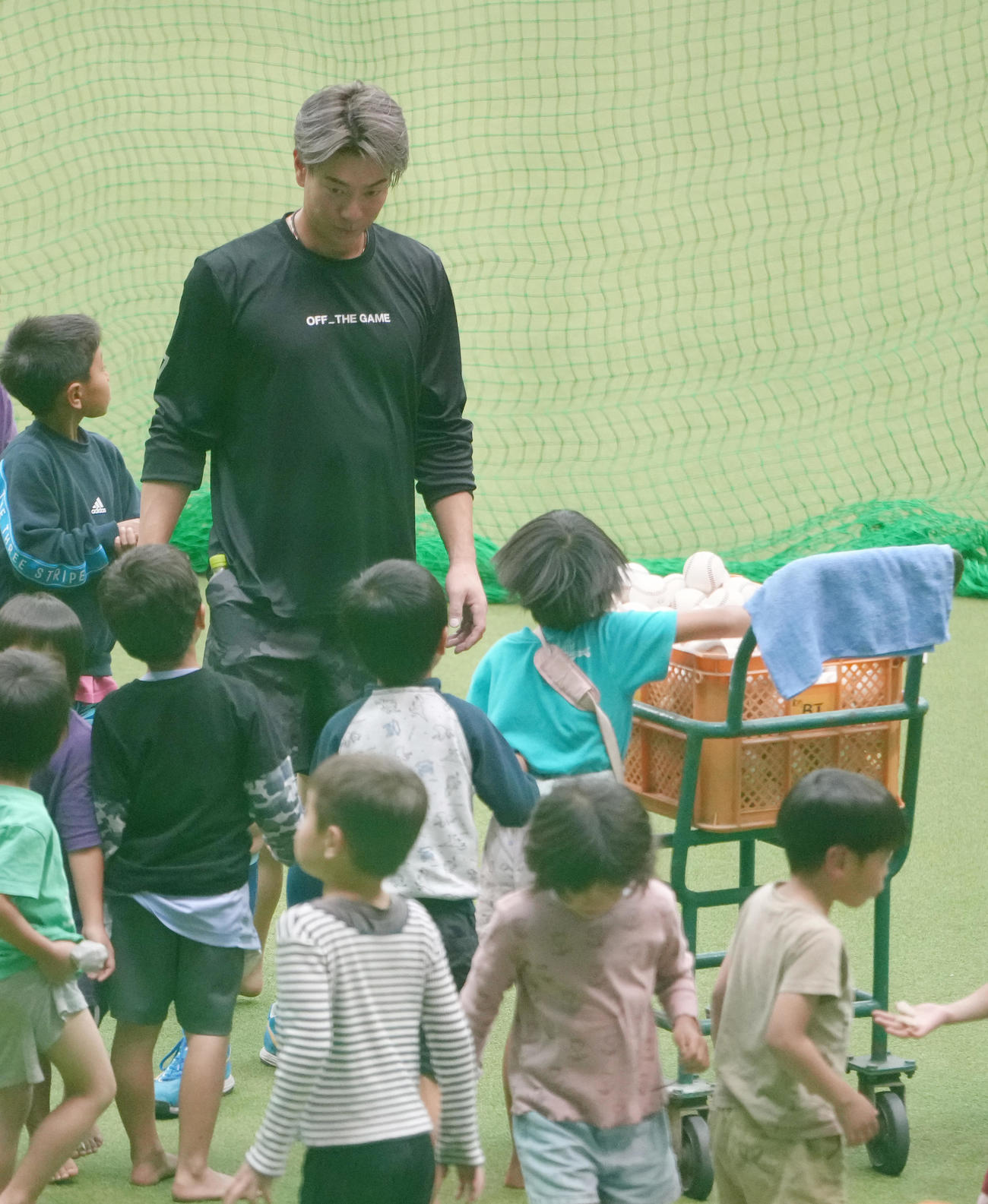 室内での練習を見つめていた園児たちにボール拾いを手伝わせてあげる日本ハム松本剛（撮影・足立雅史）