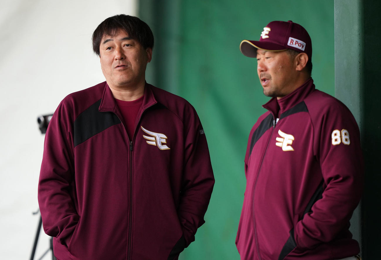 言葉を交わす楽天石井GM（左）と三木監督（撮影・横山健太）