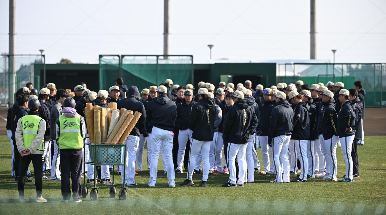 練習開始前、ミーティングをするオリックスの選手ら（撮影・和賀正仁）