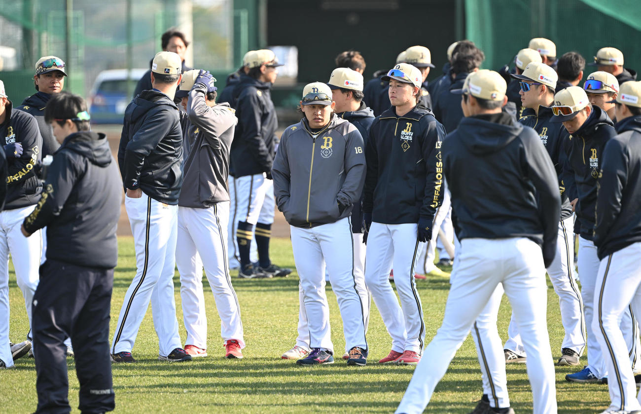 練習開始前、ミーティングをする宮城（中央）らオリックスの選手（撮影・和賀正仁）