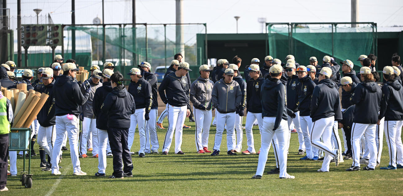 練習開始前、ミーティングをする宮城（中央）らオリックスの選手（撮影・和賀正仁）