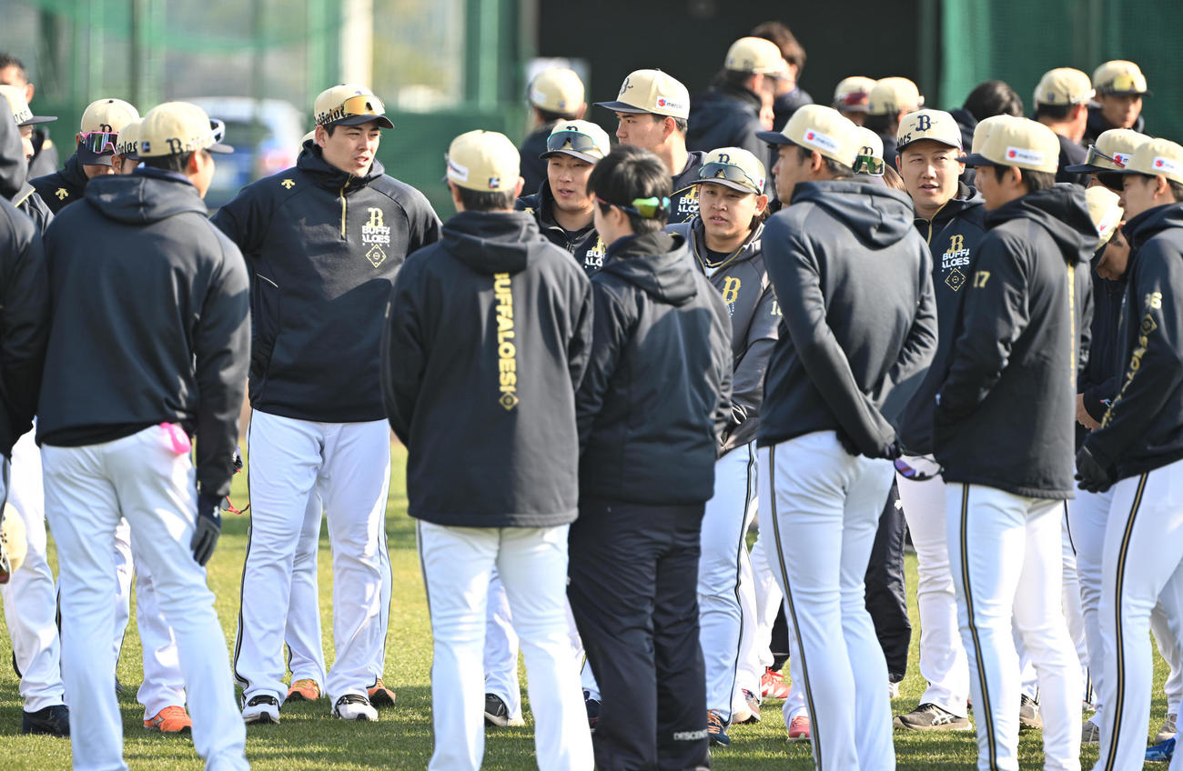 練習開始前、ミーティングをする宮城（中央）らオリックスの選手（撮影・和賀正仁）