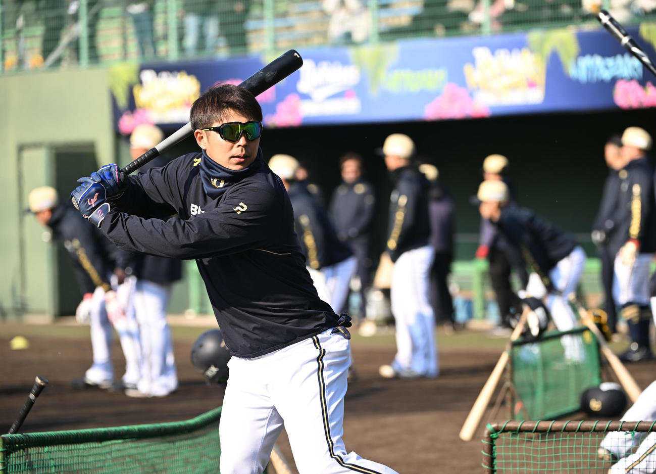 ティー打撃をする若月選手会長（撮影・和賀正仁）