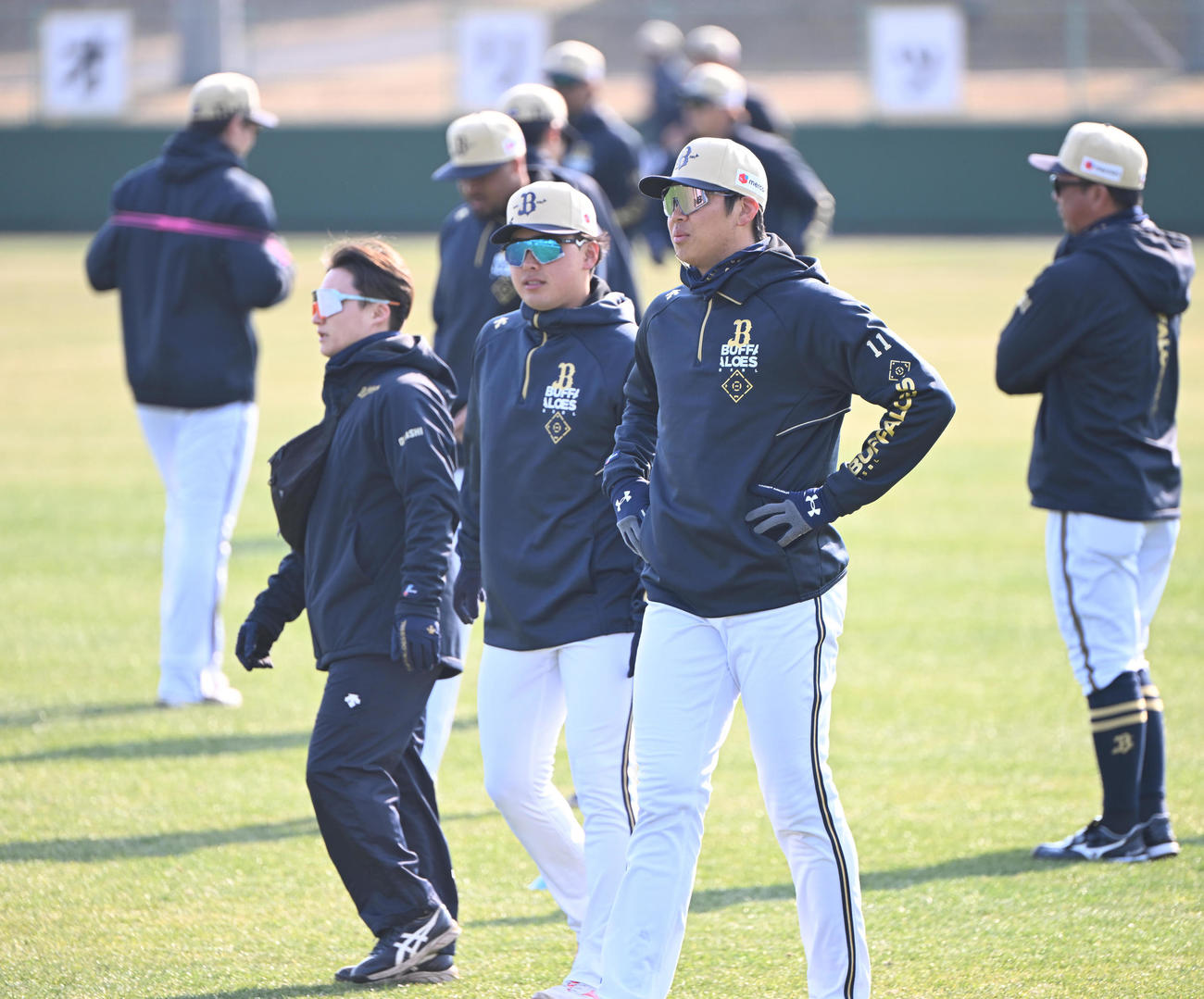 ウオームアップするオリックス山下舜平大（手前）（撮影・和賀正仁）