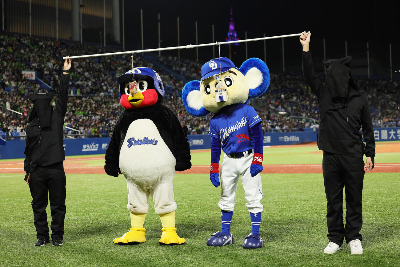 2023年5月　パン食わない競争を行うつば九郎（左）とドアラ