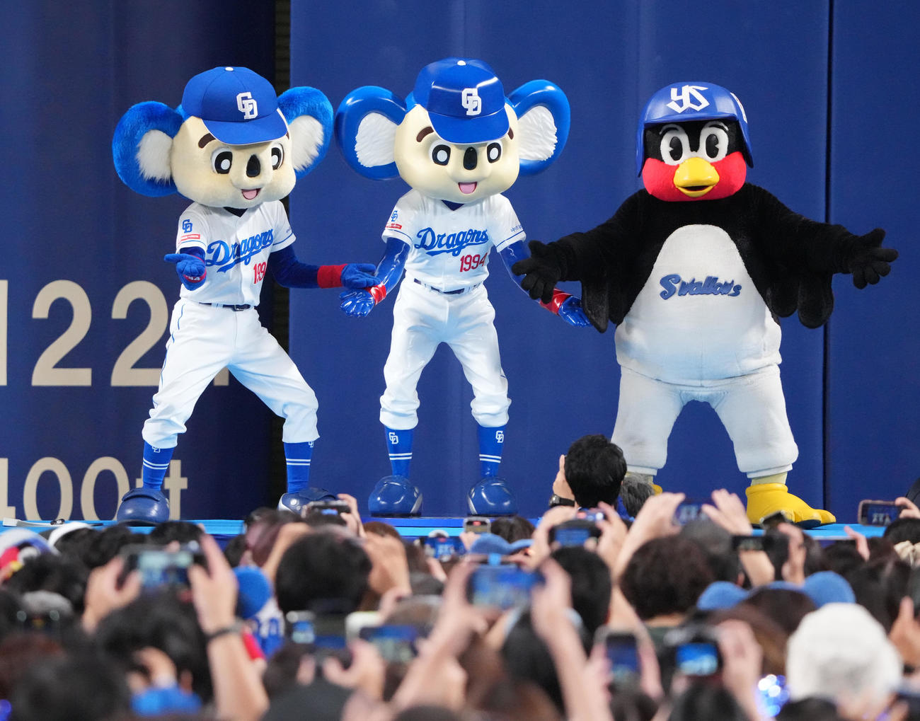2024年5月等身大モニュメントと記念撮影をするドアラ（左）とつば九郎（右）