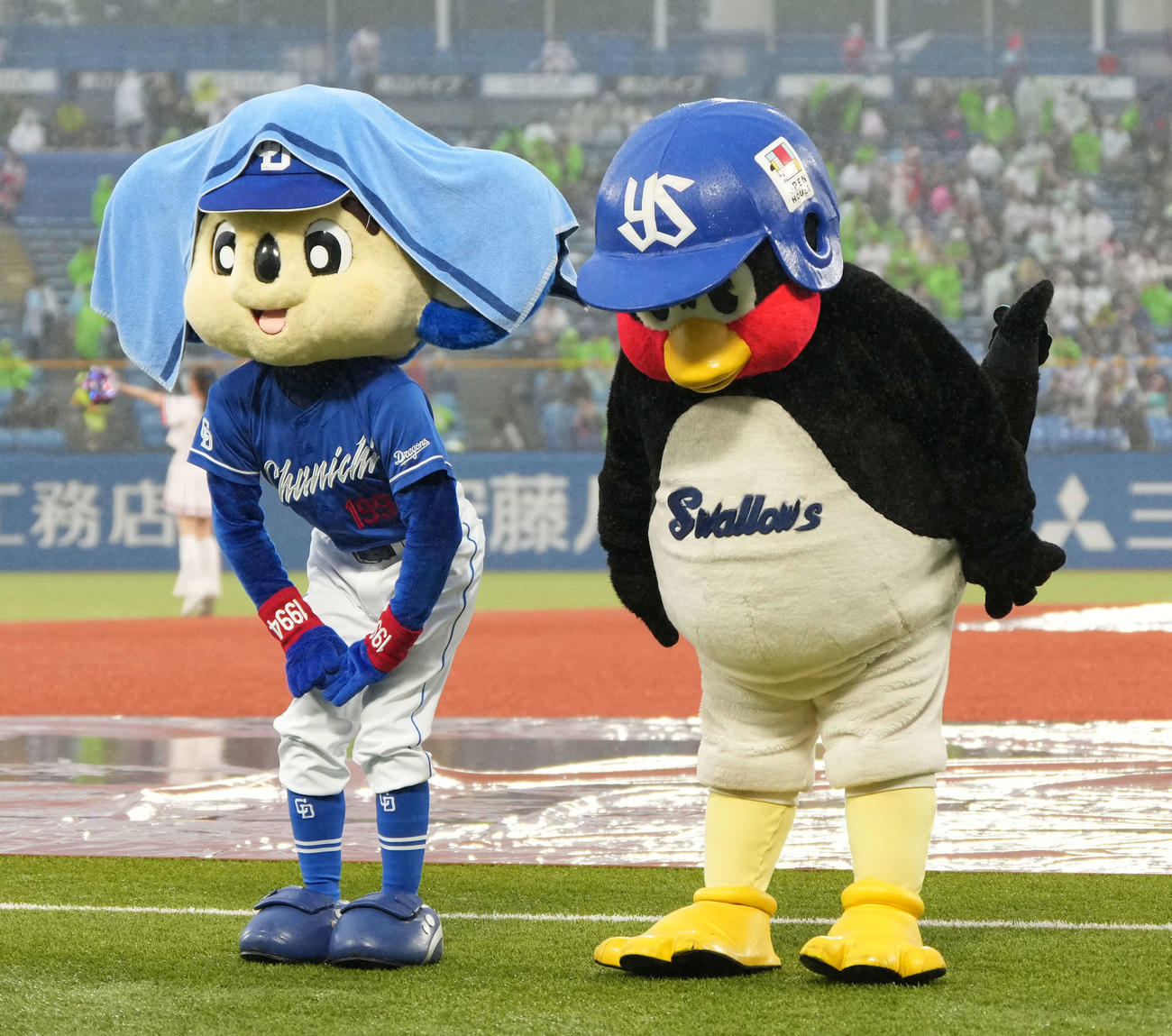 2024年7月　試合前にスタンドを盛り上げる中日球団マスコットのドアラ（左）とヤクルト球団のつば九郎